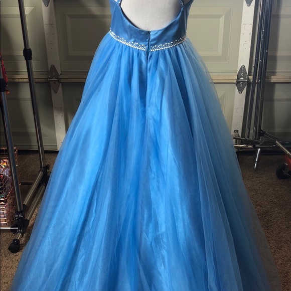 Formal gown - Picture 3 of 4